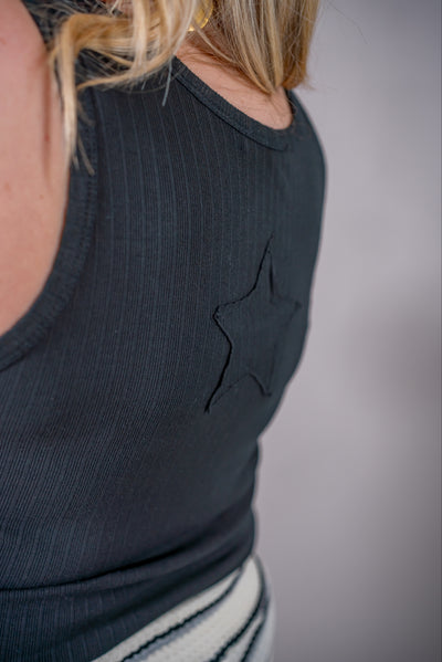 Rippen-Top mit Destroyed V-Ausschnitt & Stern-Patch, schwarz