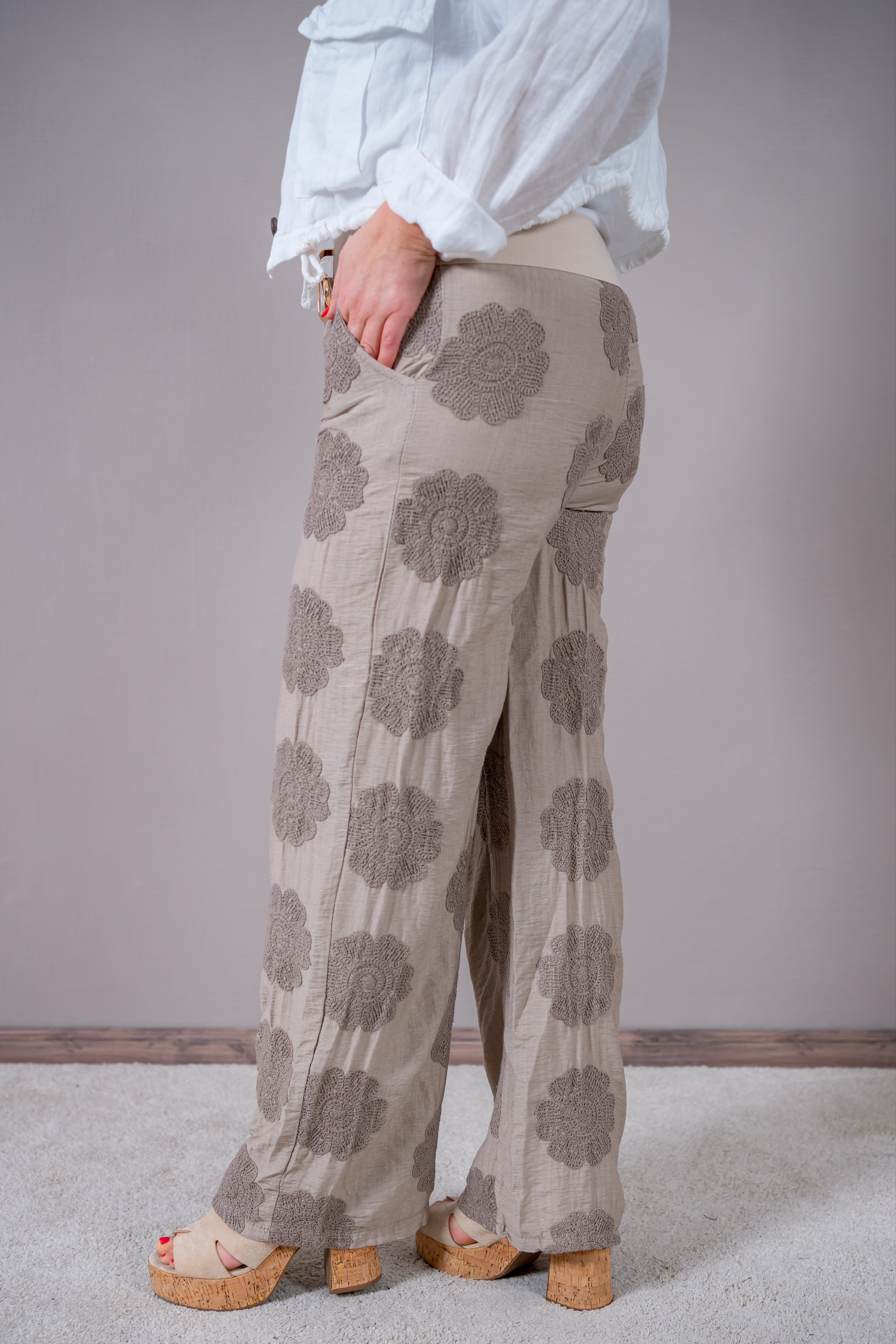 Leinenhose mit Blumen-Stickerei, taupe
