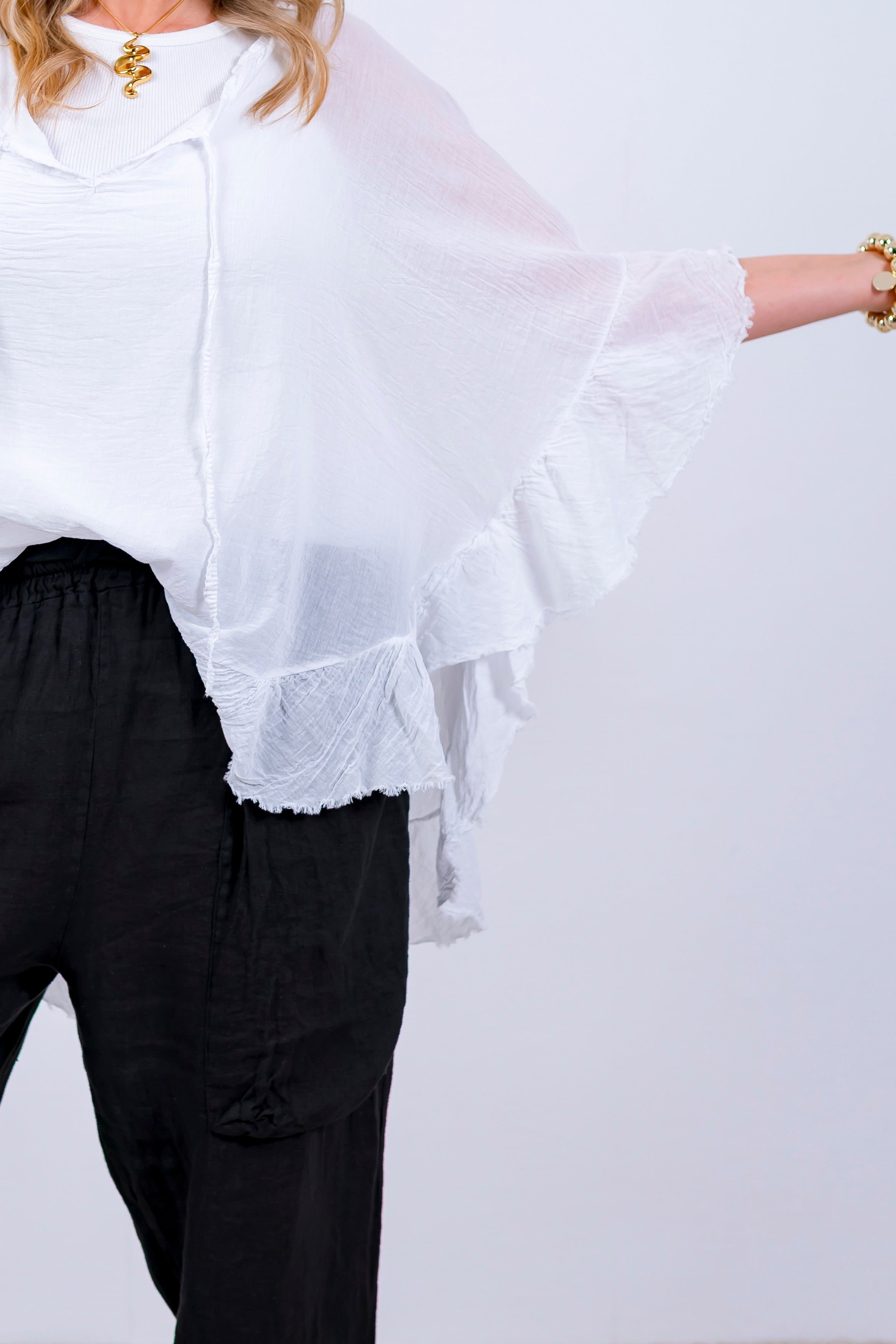 Volant-Bluse mit ausgefransten Saum, weiß