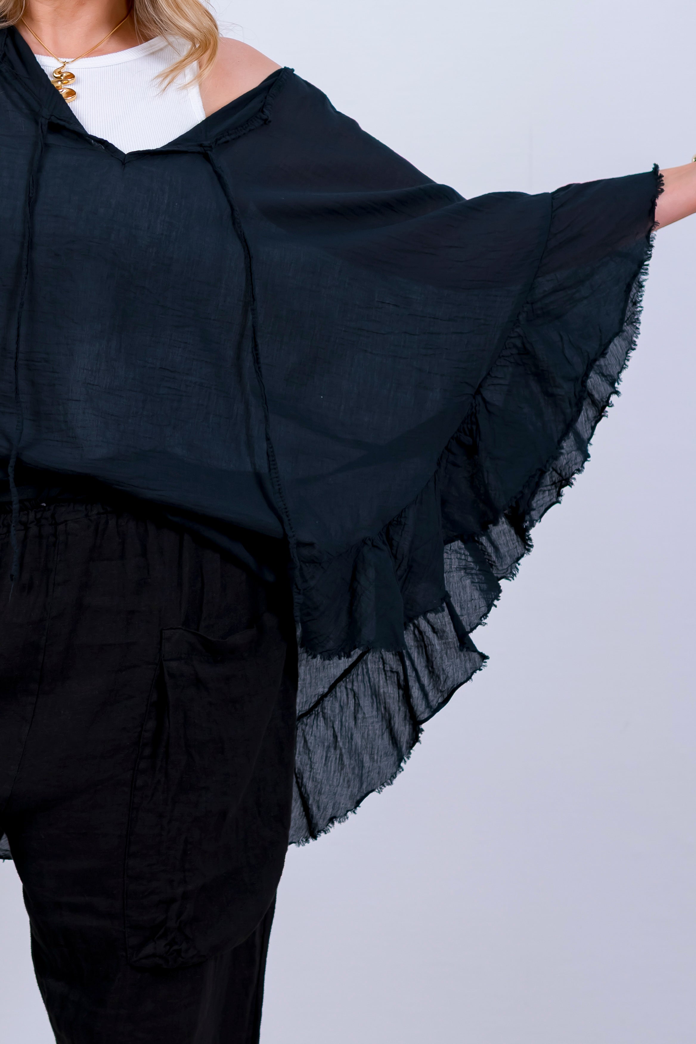 Volant-Bluse mit ausgefransten Saum, schwarz