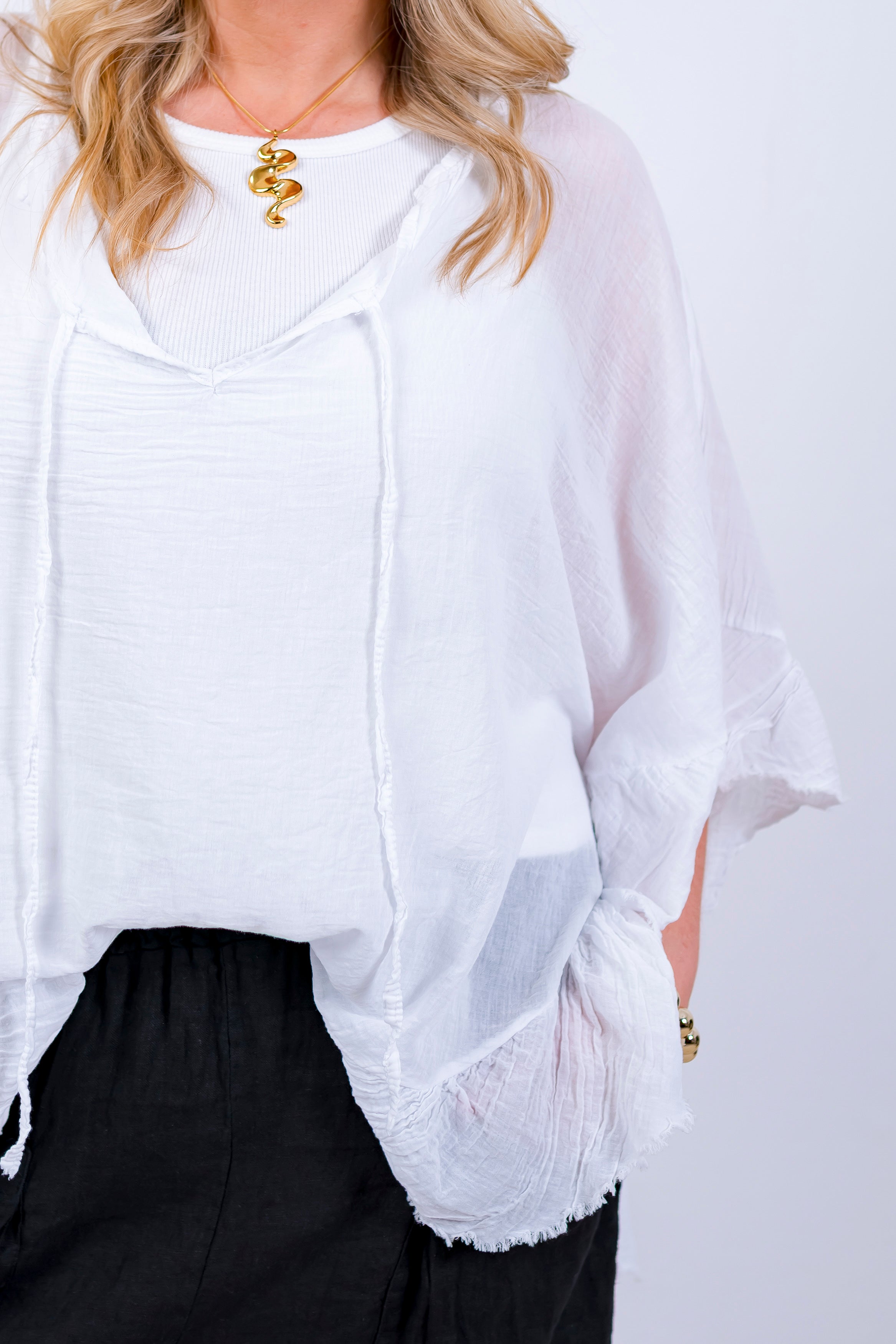 Volant-Bluse mit ausgefransten Saum, weiß