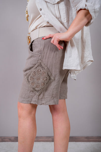 Leinen-Shorts mit Häkelapplikation, taupe