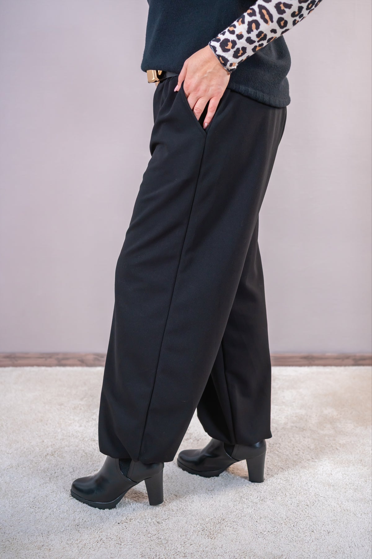 Ballonhose in feiner Rippenstruktur, schwarz