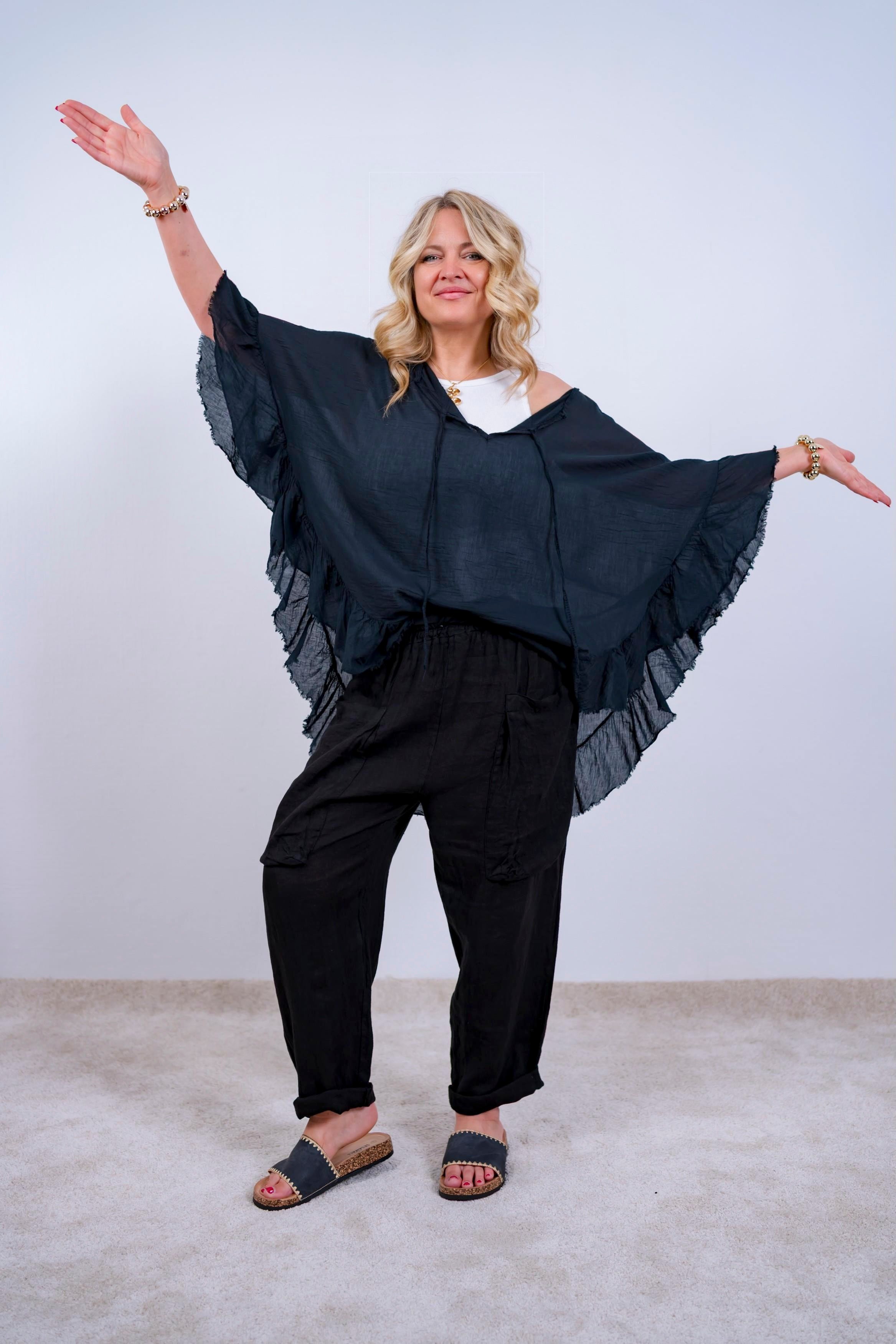Volant-Bluse mit ausgefransten Saum, schwarz