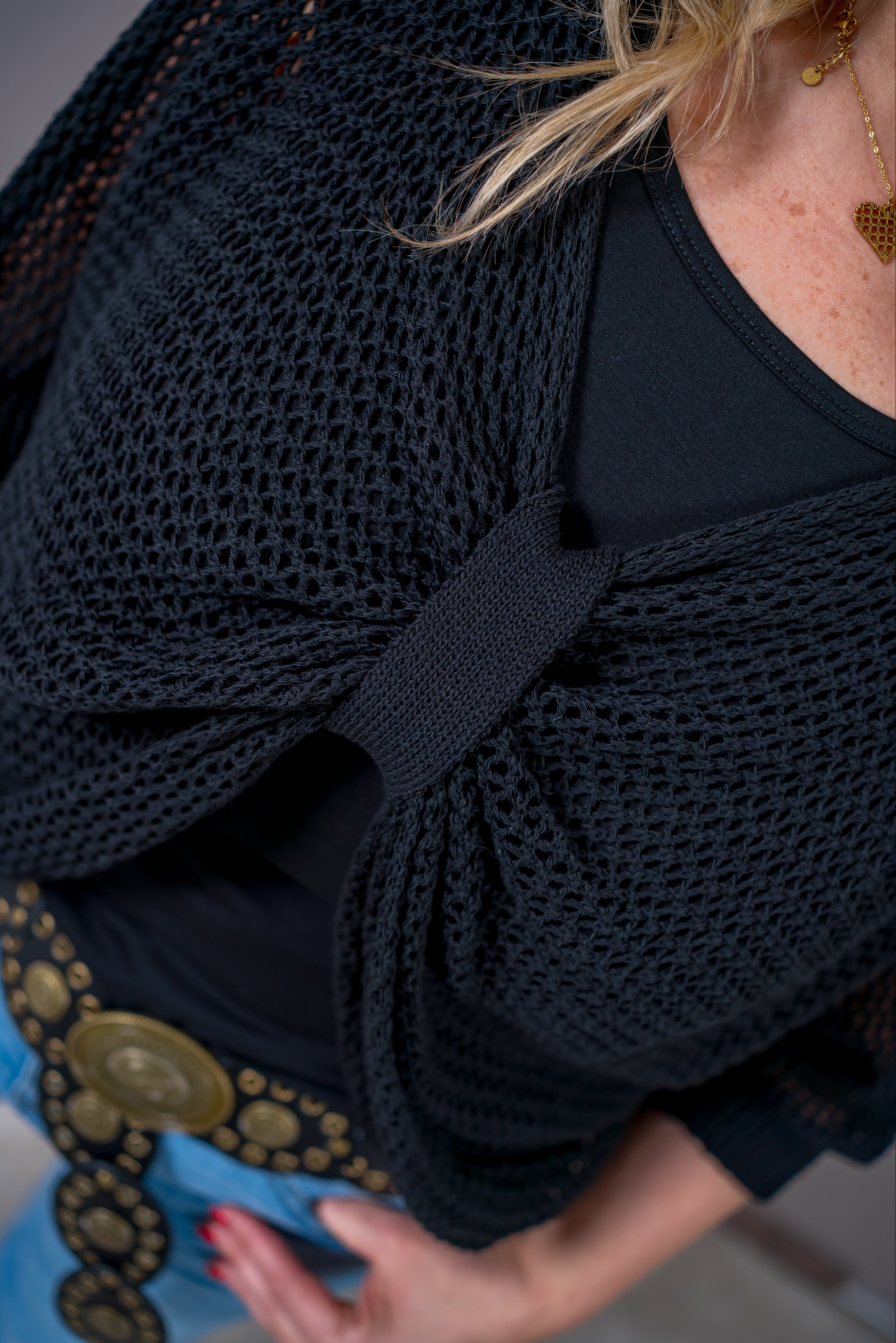 Lochstrick-Pullover mit elegantem Raffband, schwarz