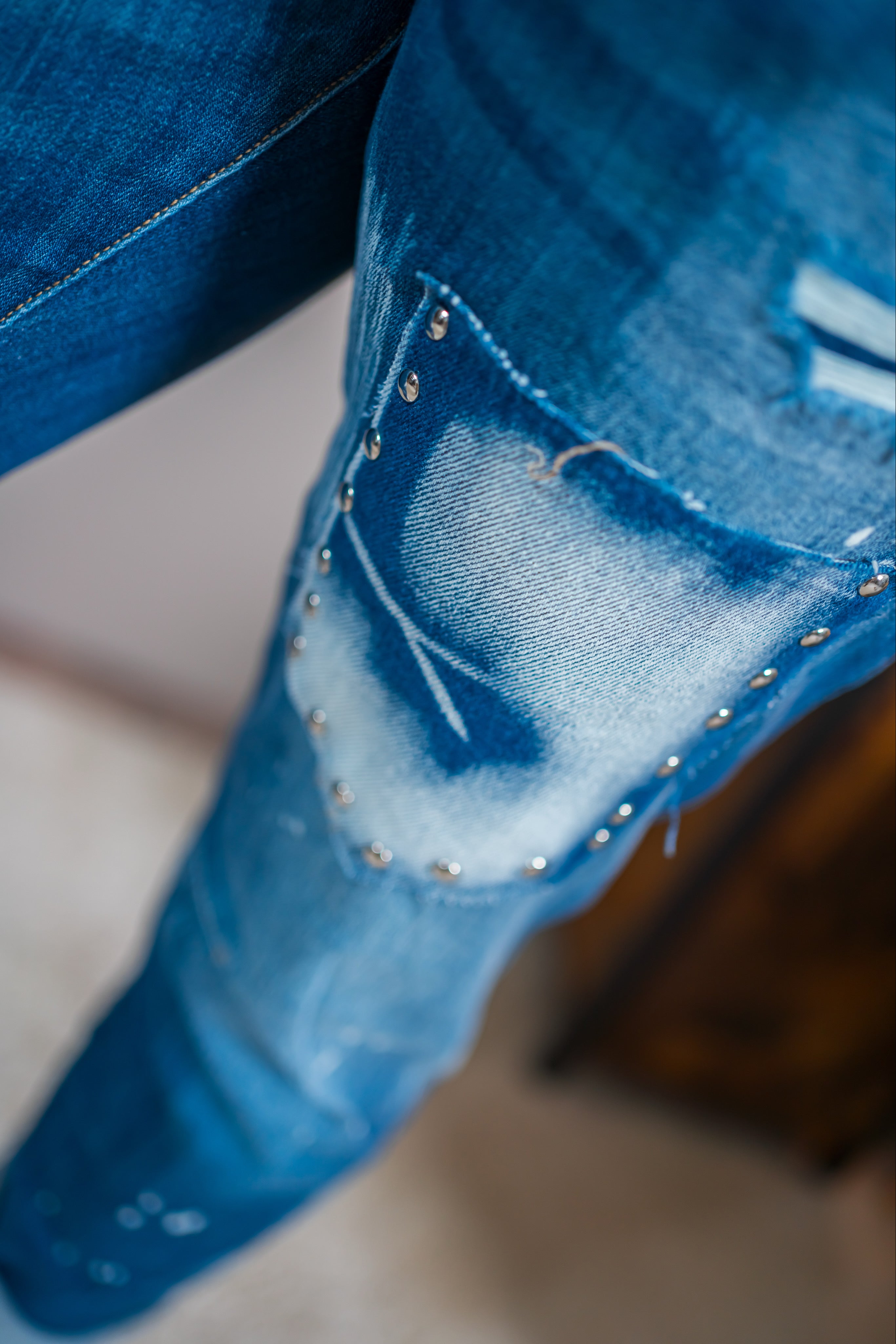 Jeans im Destroyed-Look mit Nieten, blau