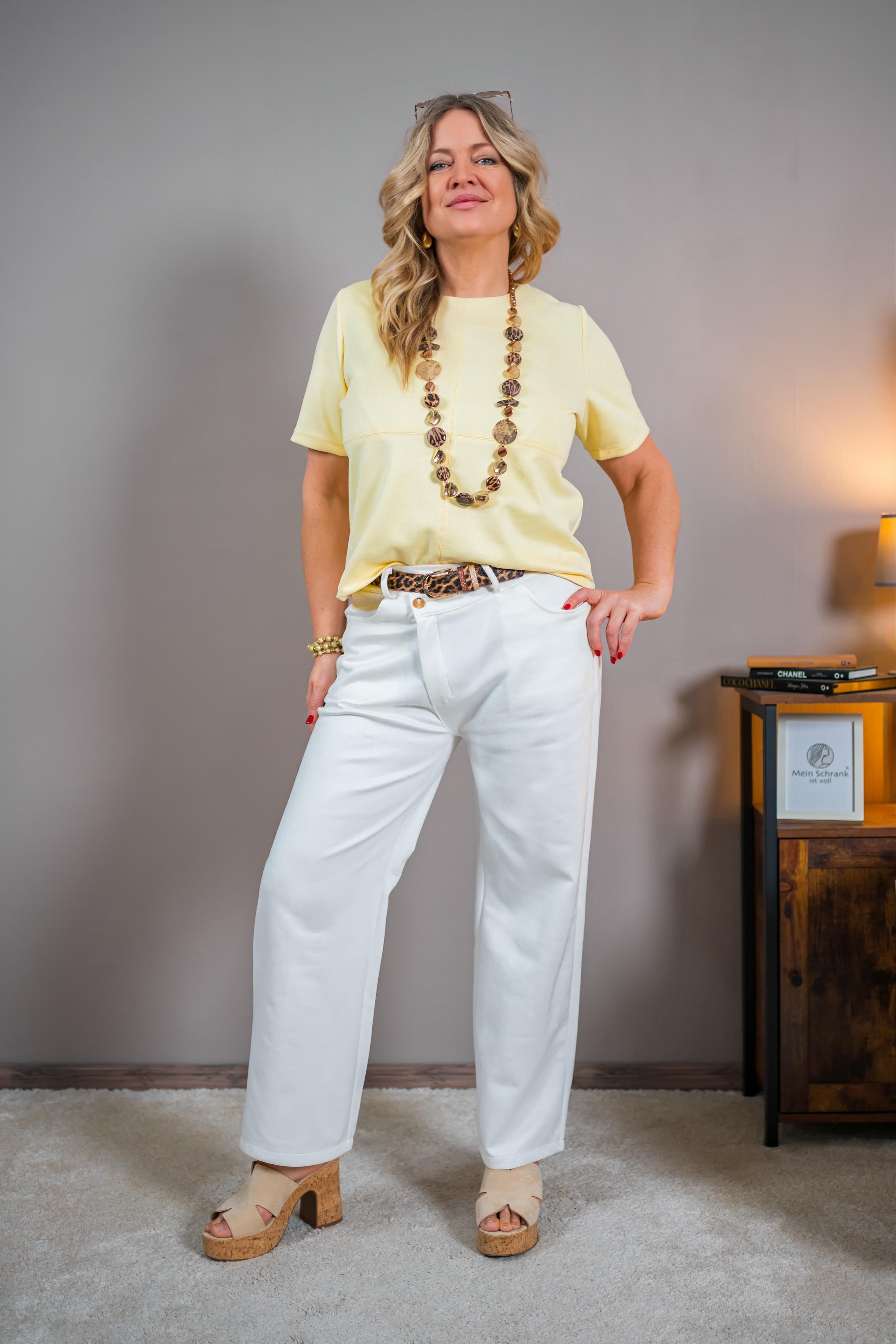 Stylisches Kurzarm-Shirt in Velourslederoptik, gelb