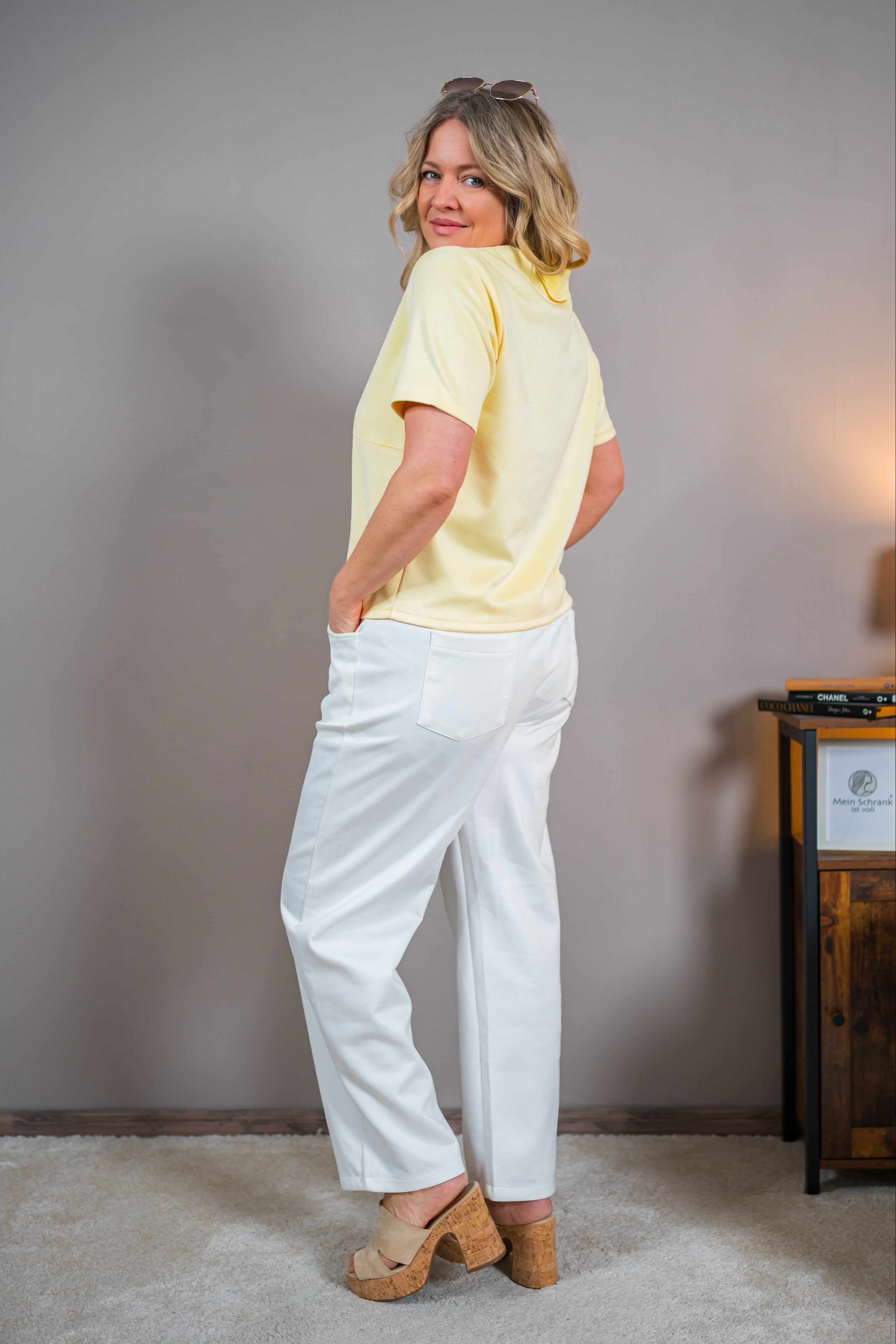 Stylisches Kurzarm-Shirt in Velourslederoptik, gelb