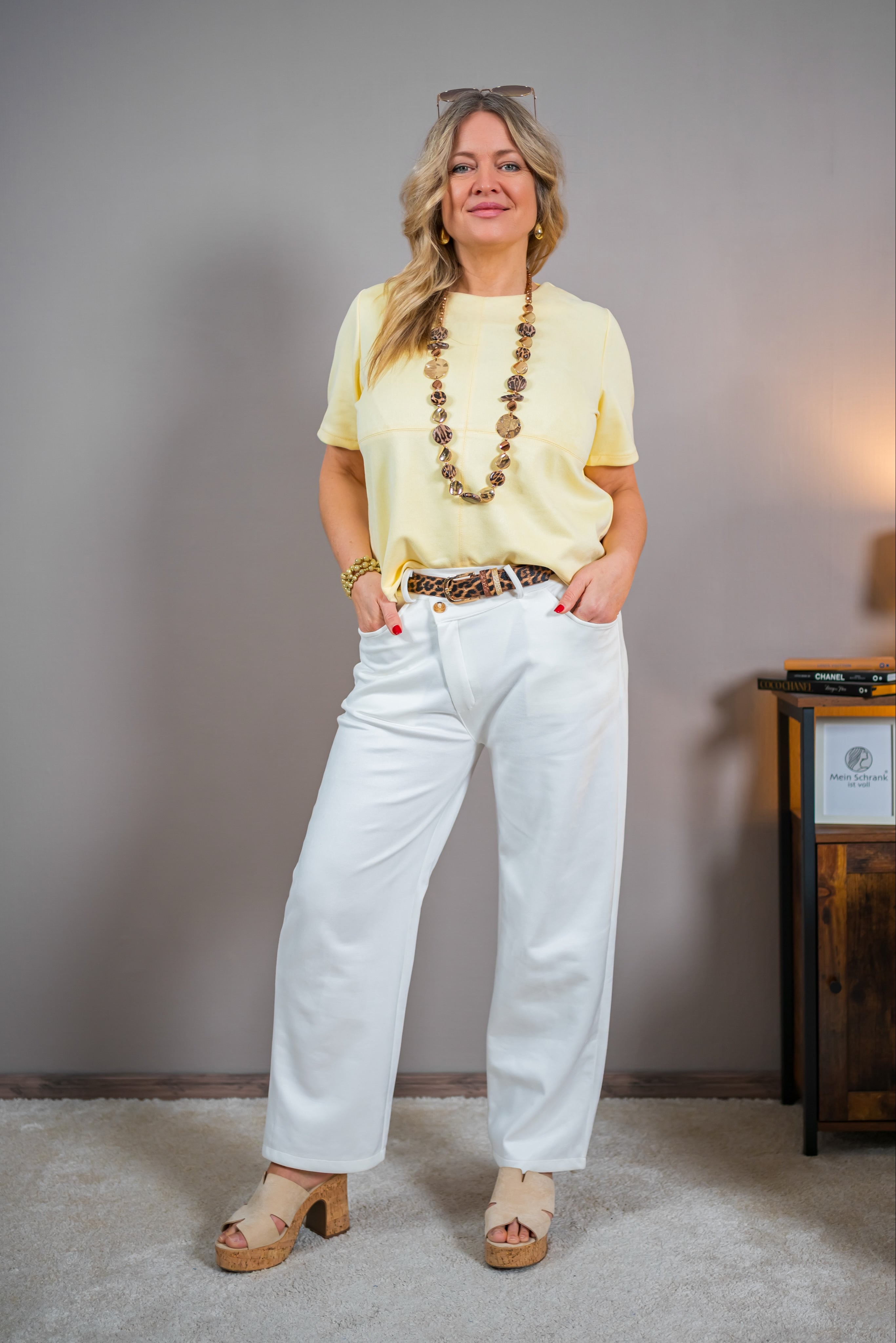 Stylisches Kurzarm-Shirt in Velourslederoptik, gelb