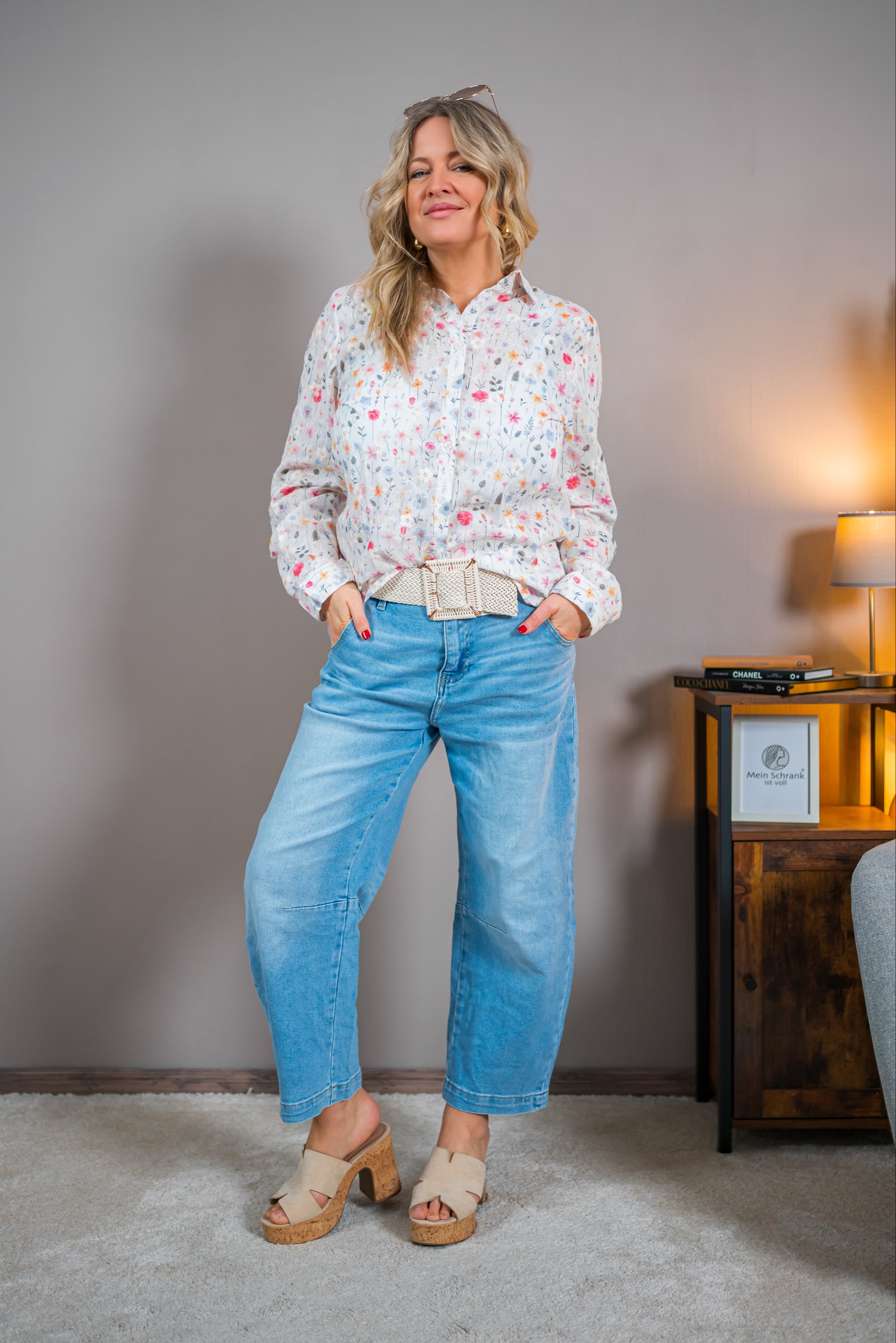 Bestickte Bluse mit Frühlingsprint