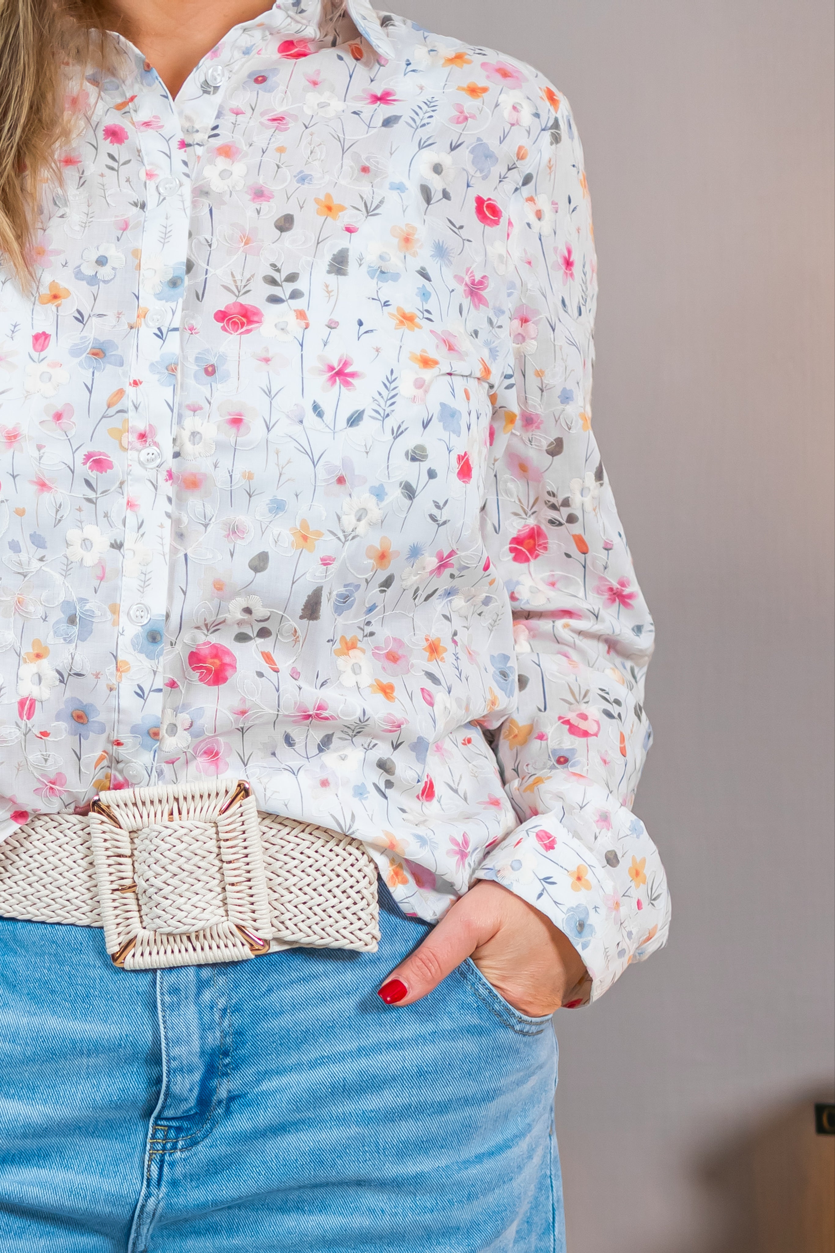 Bestickte Bluse mit Frühlingsprint