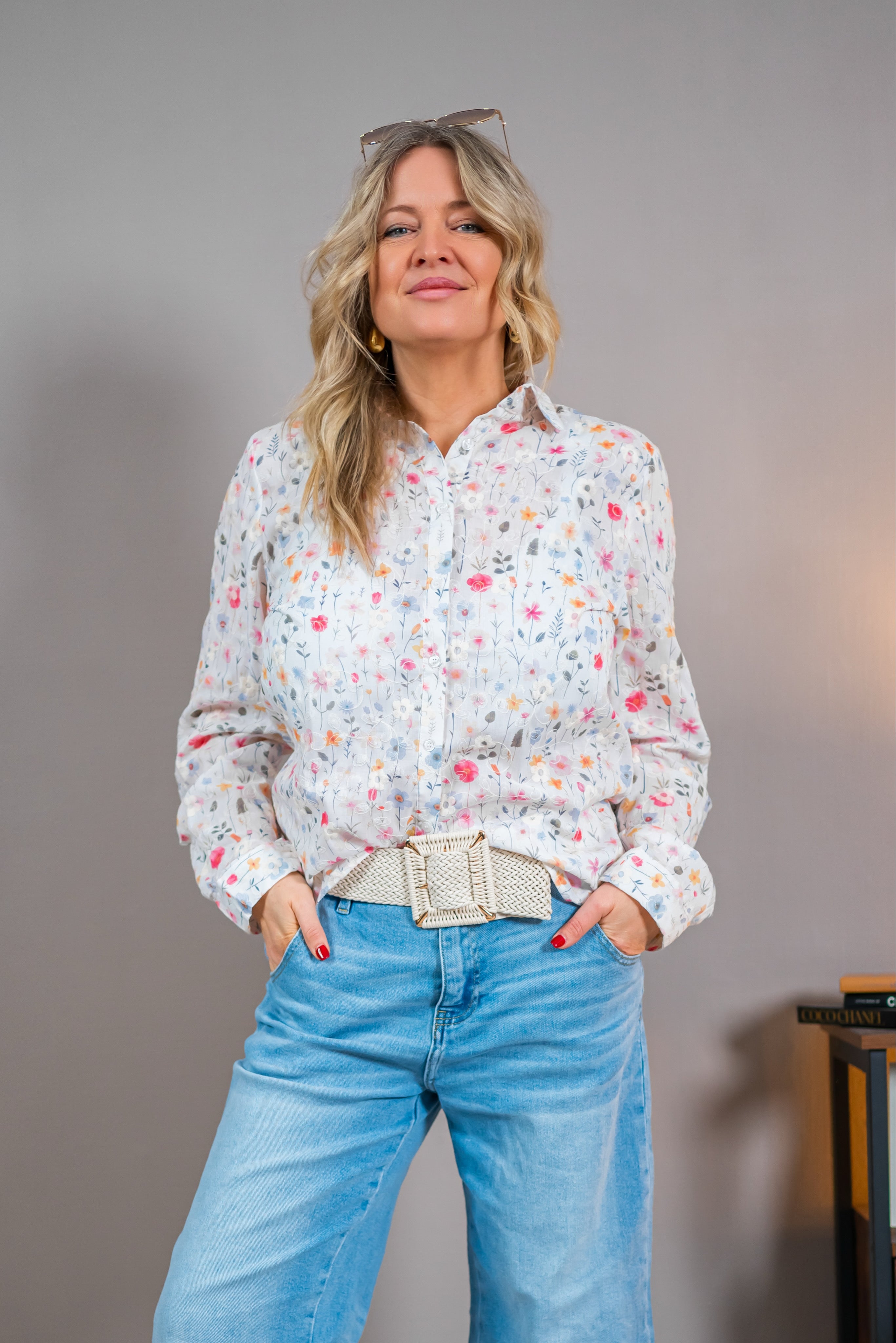Bestickte Bluse mit Frühlingsprint