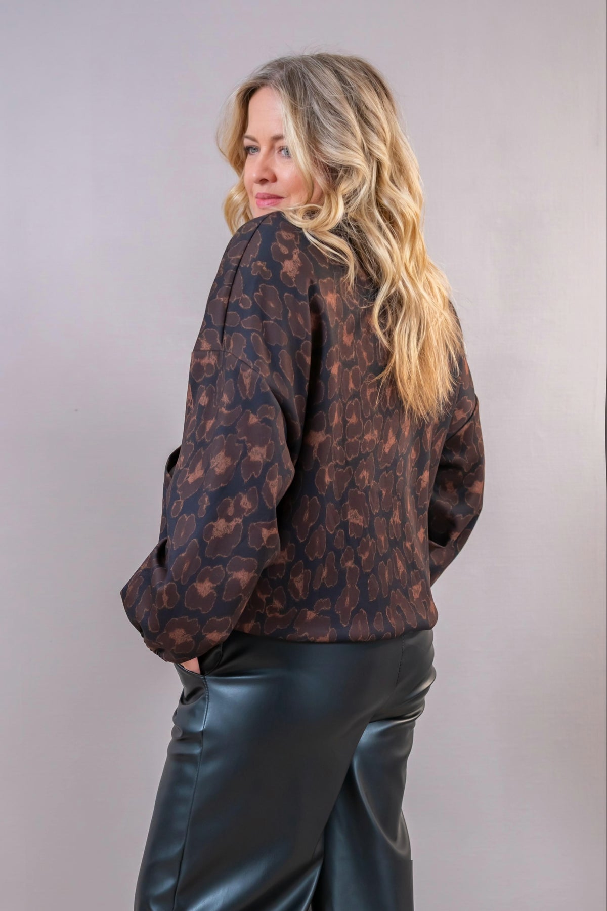 Oversize Blouson Allover Leo, schwarz/braun