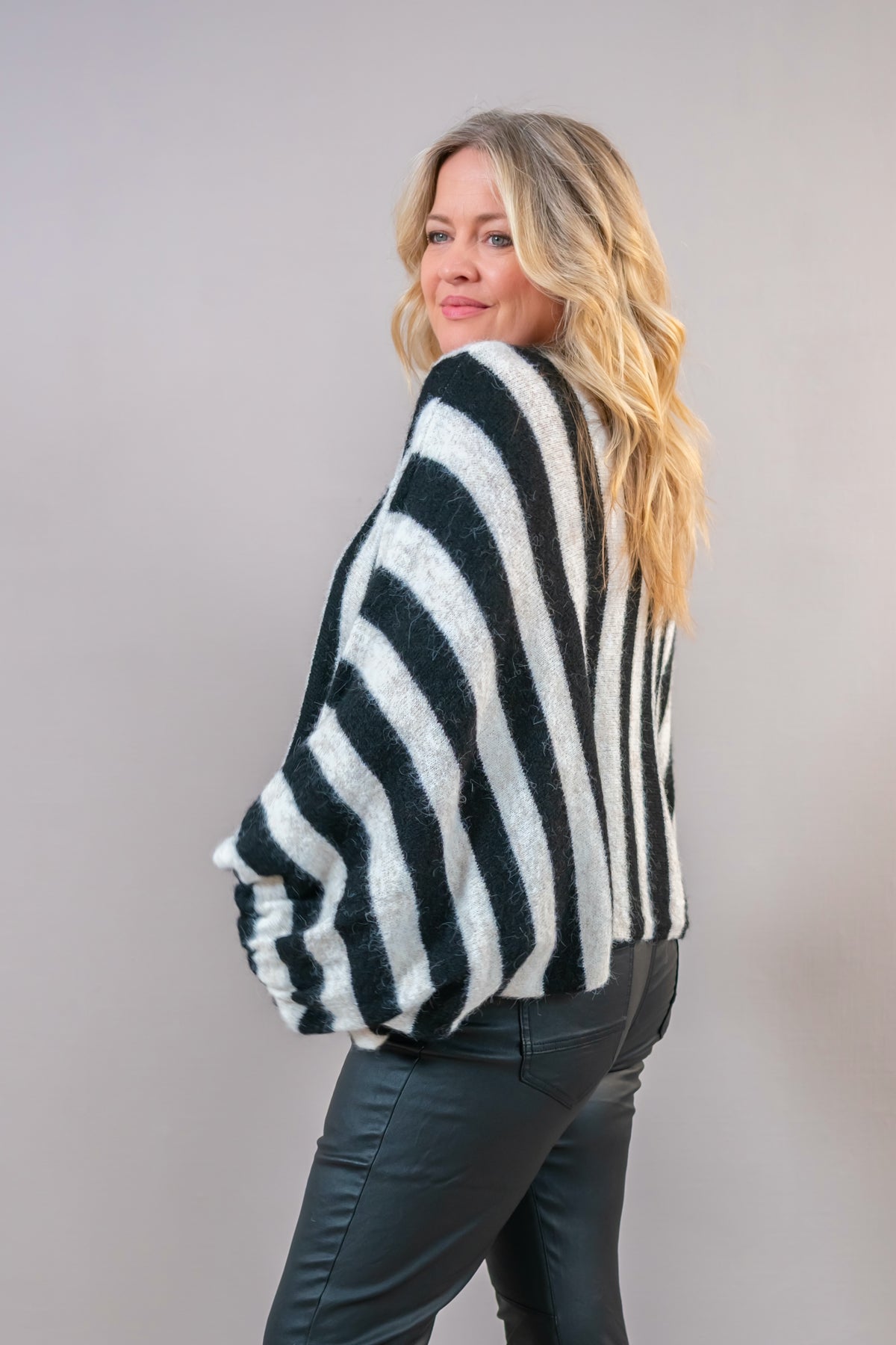 Oversize Strickpullover 'Bold Stripes', schwarz/creme