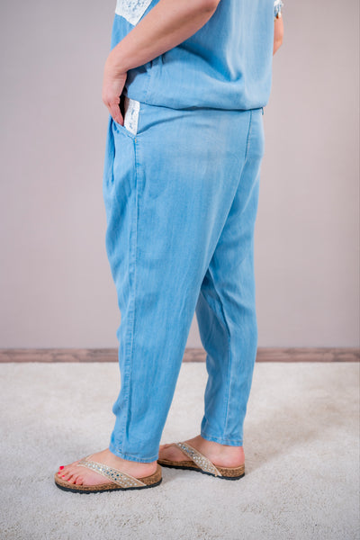 Haremshose-Baggy mit Spitze & Perlmutt-Details, hellblau