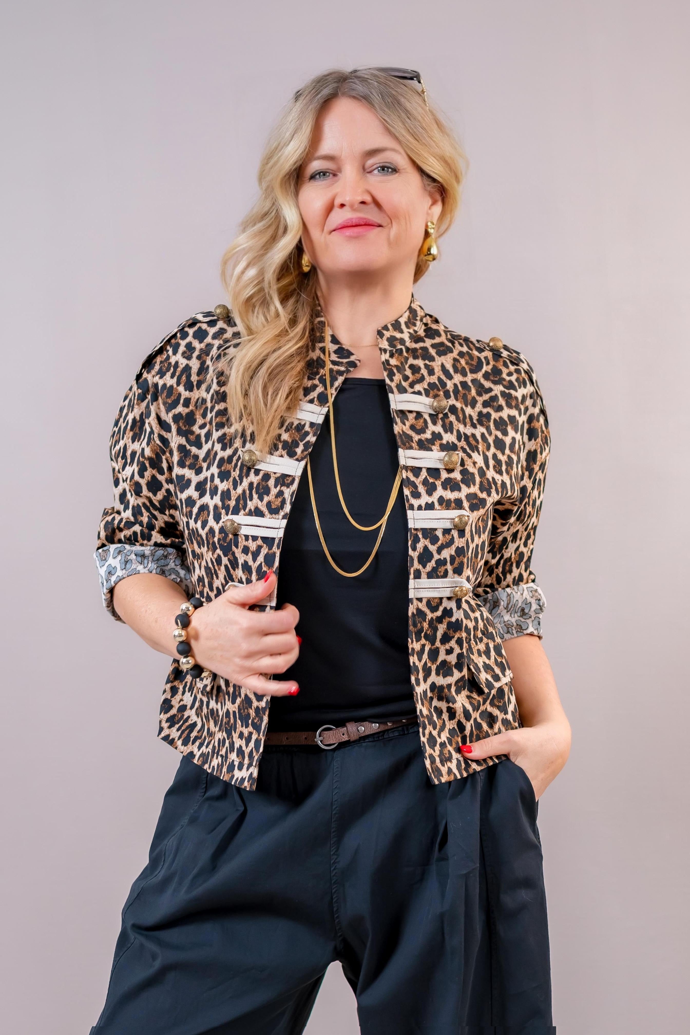 Cropped Jacke Leoprint mit goldenen Knöpfen, schwarz/creme