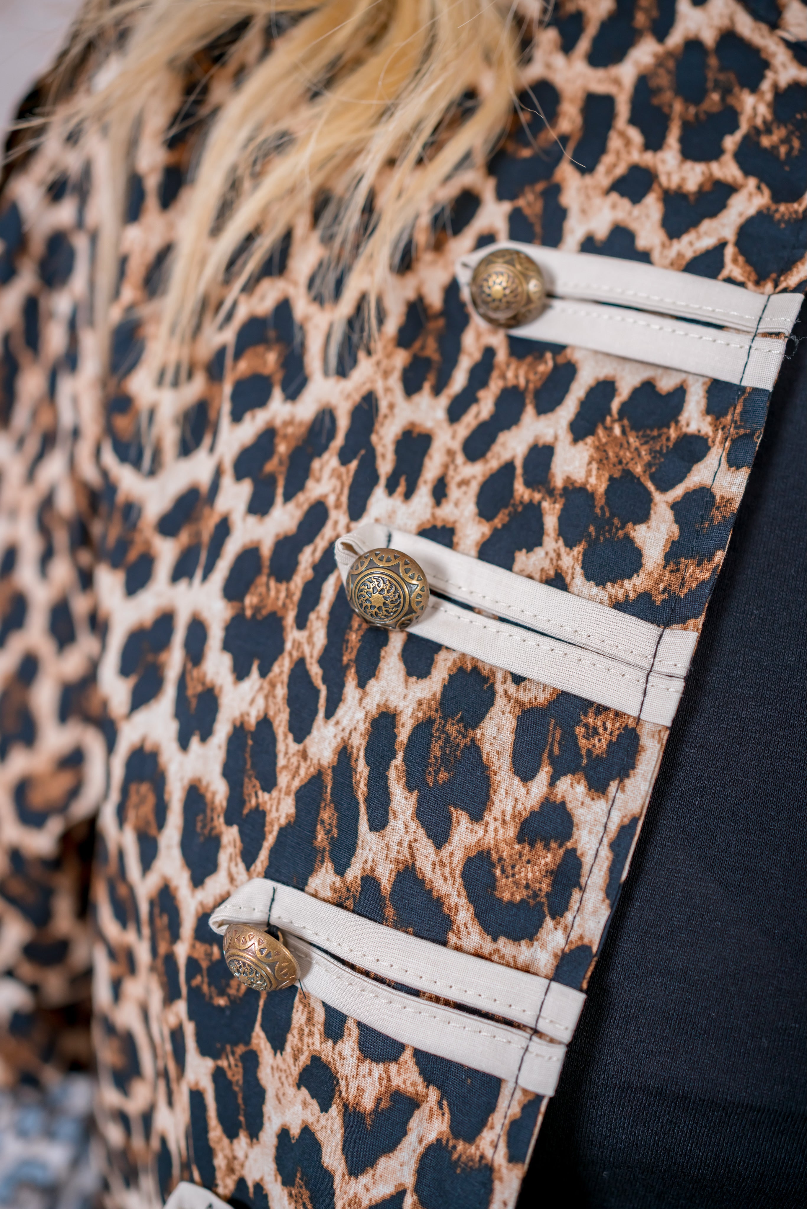 Cropped Jacke Leoprint mit goldenen Knöpfen, schwarz/creme