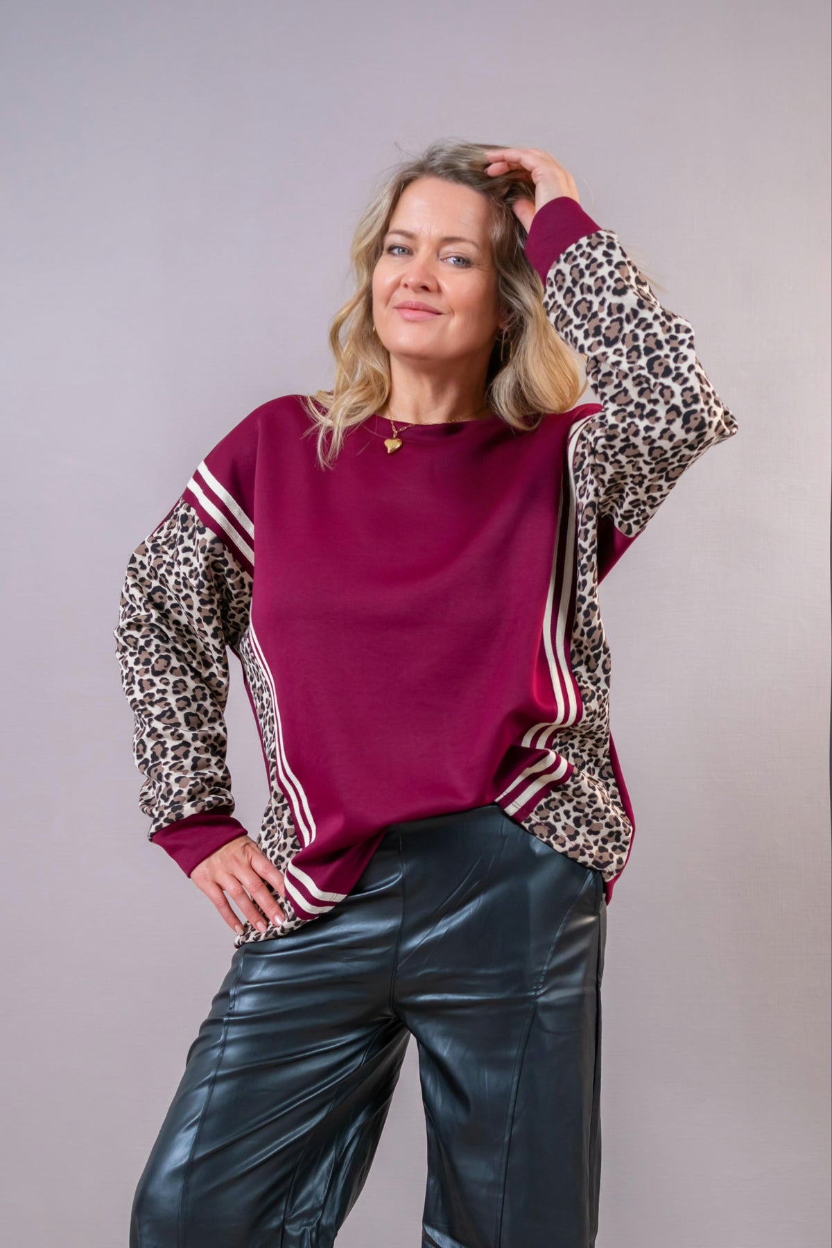 Oversize Sweatshirt mit Kontraststreifen, bordeaux/creme/leo