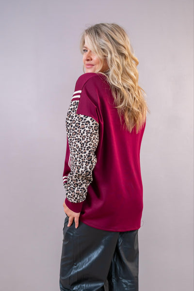 Oversize Sweatshirt mit Kontraststreifen, bordeaux/creme/leo