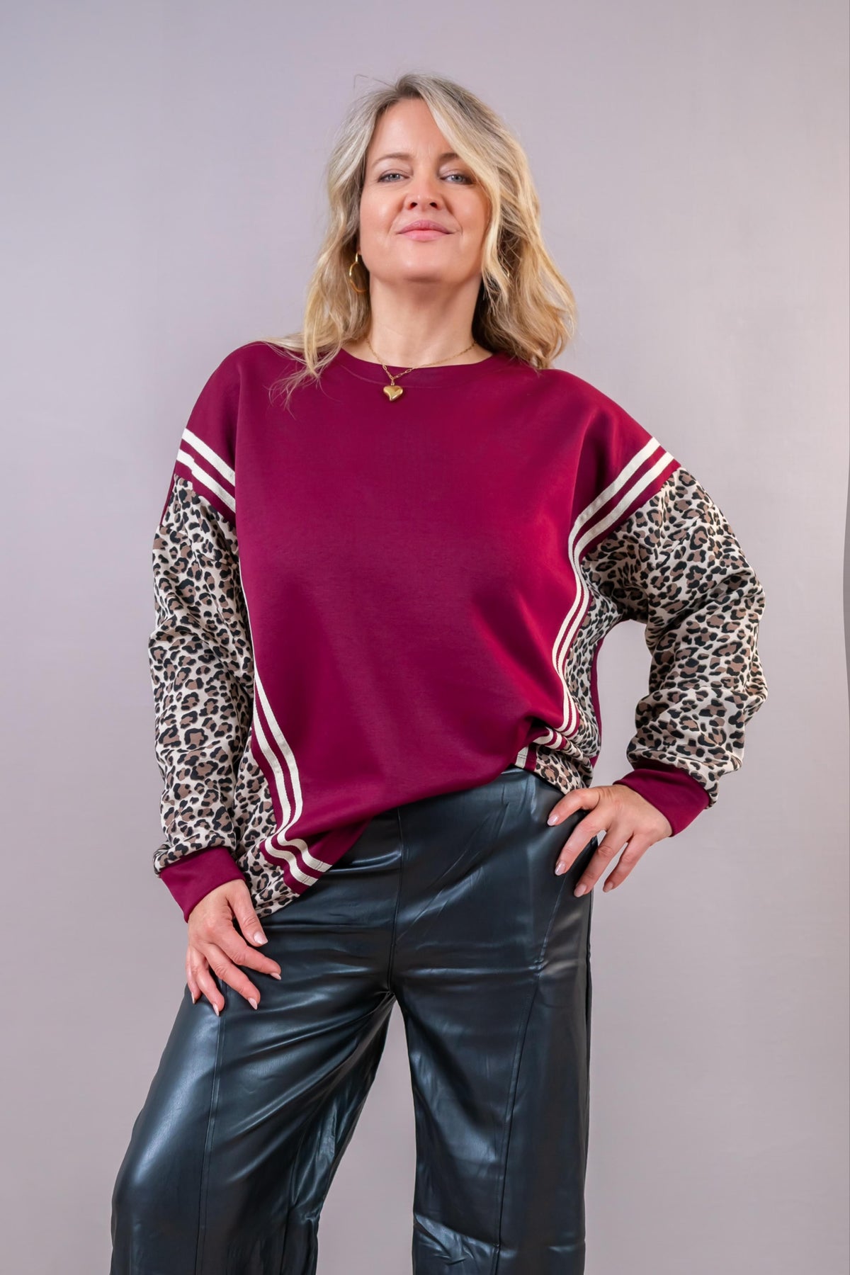 Oversize Sweatshirt mit Kontraststreifen, bordeaux/creme/leo