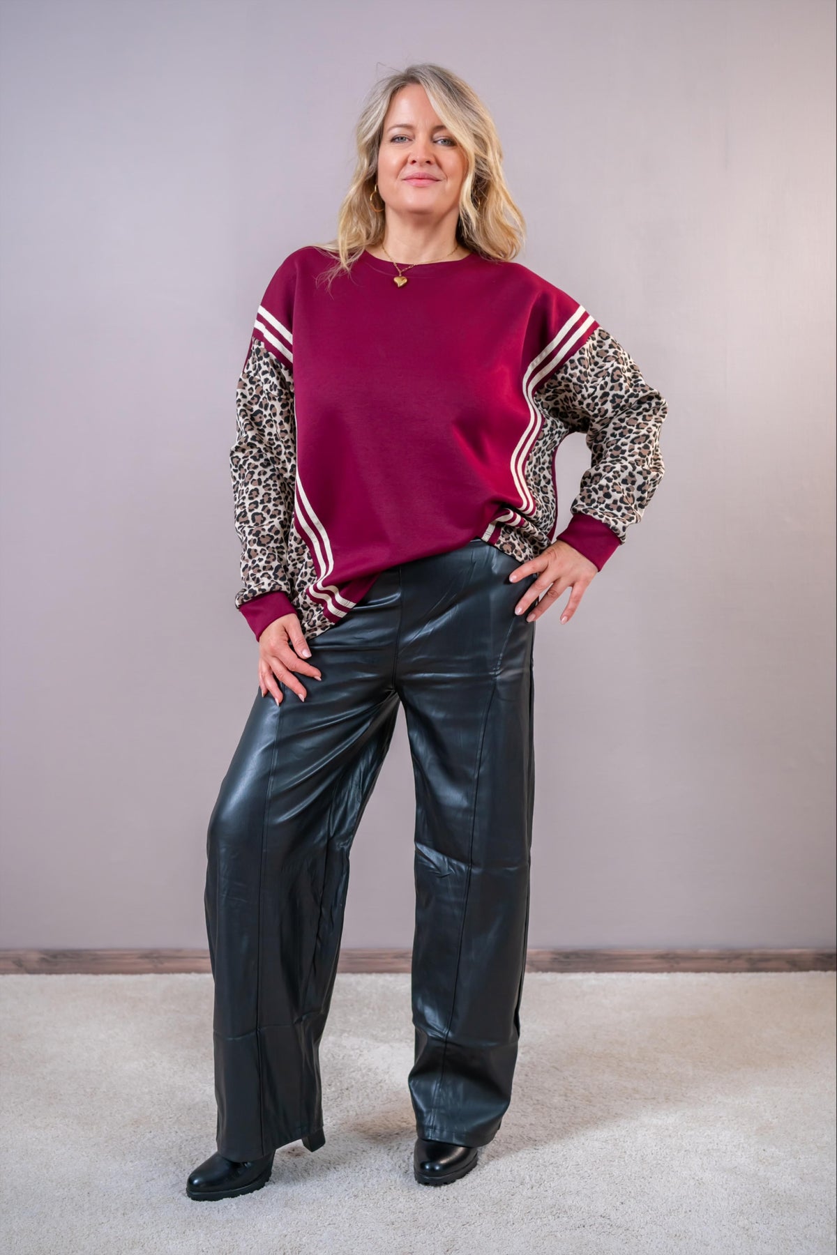 Oversize Sweatshirt mit Kontraststreifen, bordeaux/creme/leo