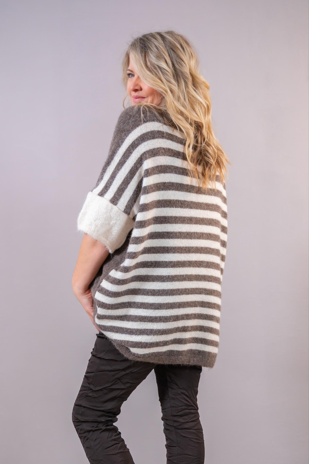 Oversize Strickpullover mit Streifen-Rückseite, taupe/creme