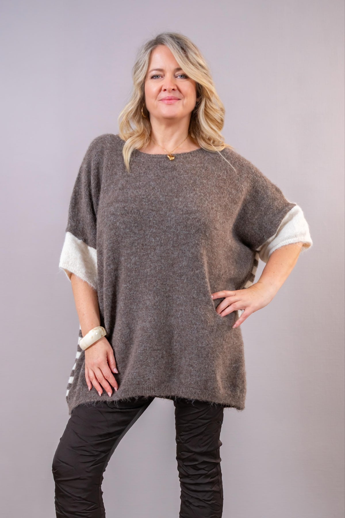 Oversize Strickpullover mit Streifen-Rückseite, taupe/creme