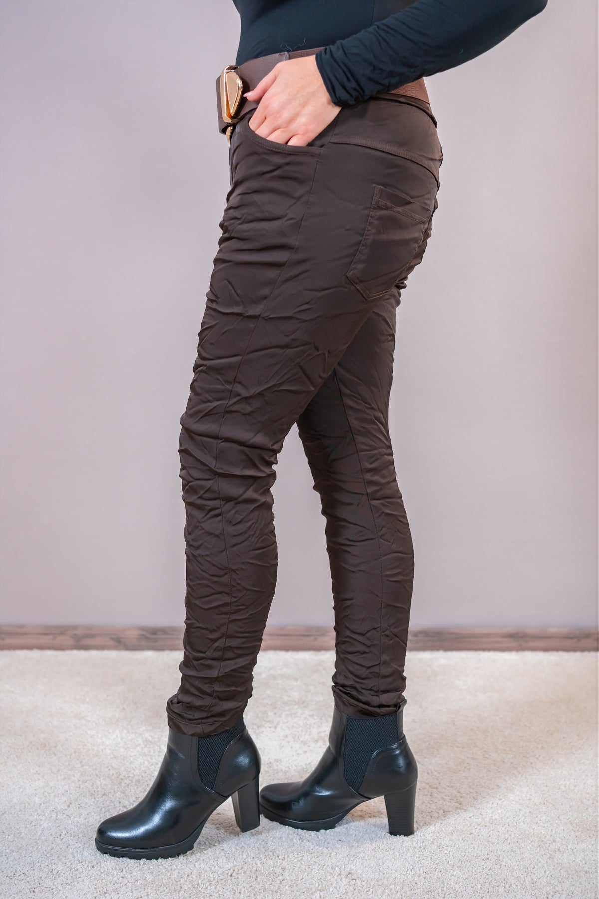 Glänzende Stretchhose im Crinkle-Look, schokobraun