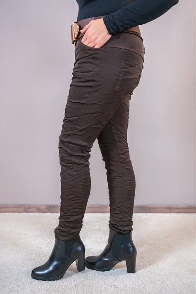 Glänzende Stretchhose im Crinkle-Look, schokobraun