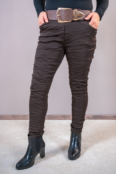 Glänzende Stretchhose im Crinkle-Look, schokobraun