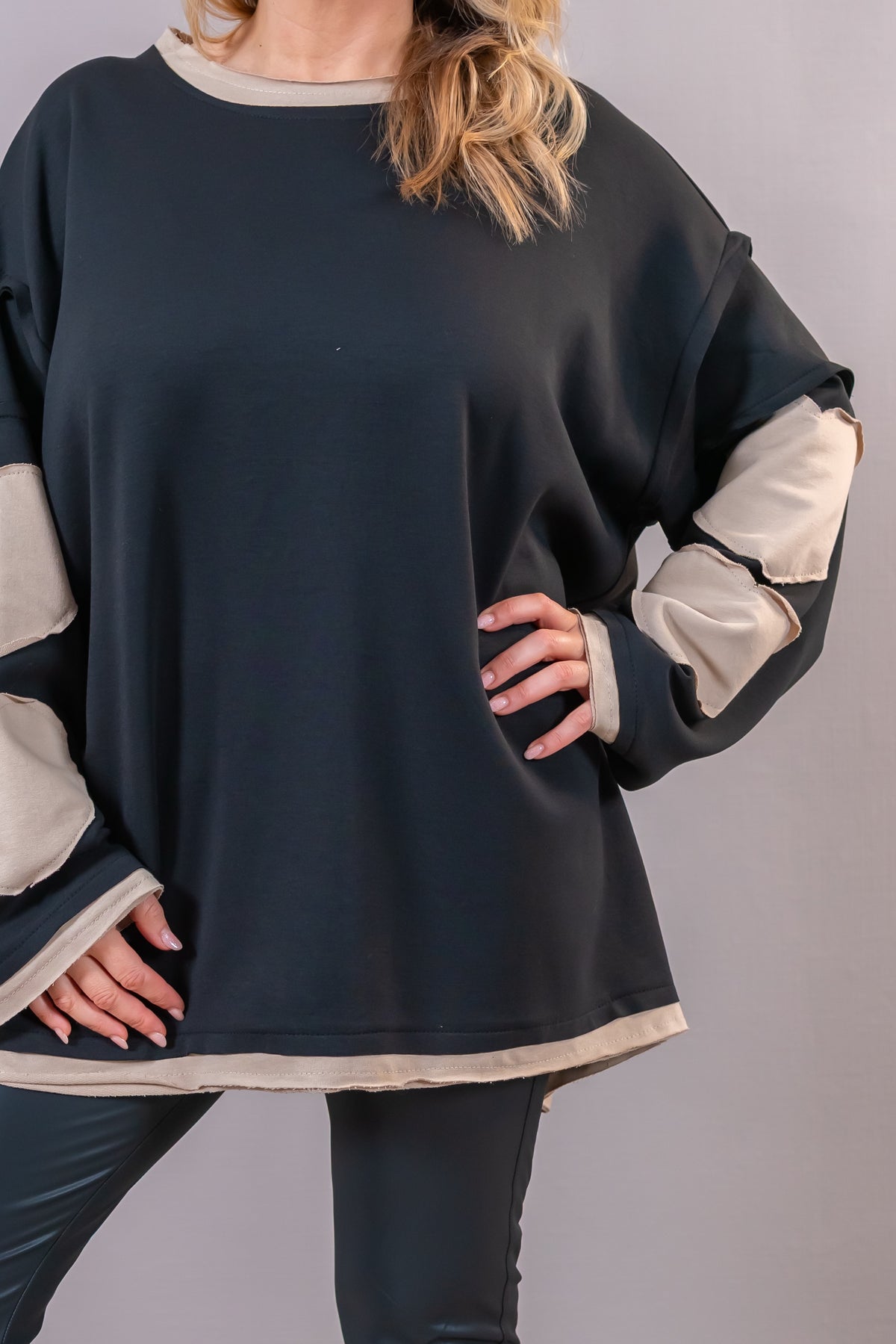Oversize Sweatshirt mit Herz-Applikationen, schwarz/beige