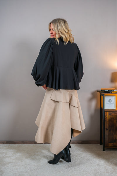 Asymmetrischer Rock mit Volant in Veloursleder-Optik, beige