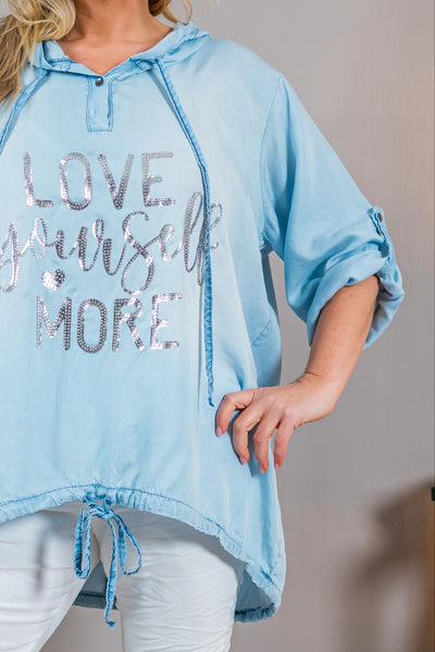 Bluse mit Kapuze und Statement Print in Hellblau