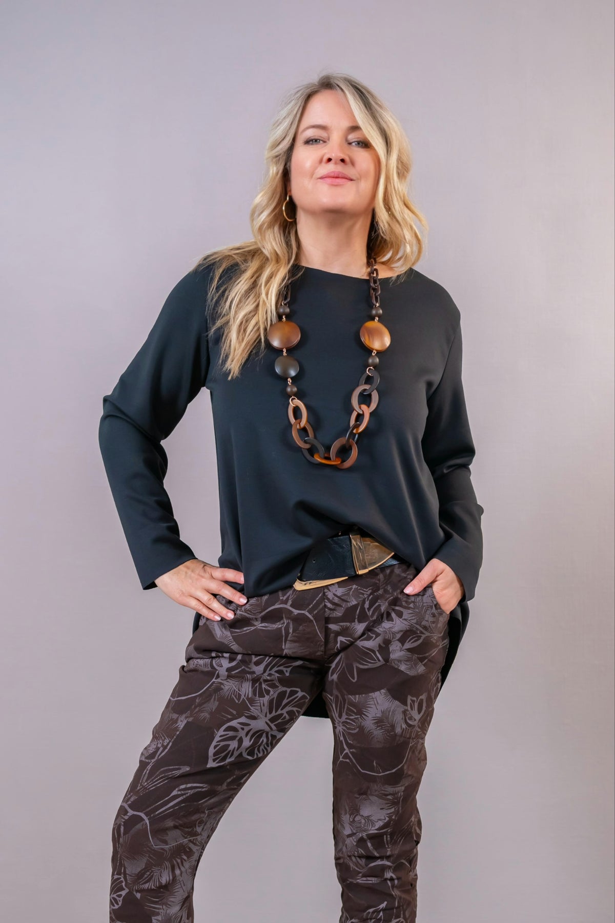 Longshirt in A-Linie mit asymmetrischem Saum, schwarz