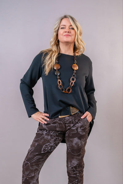 Longshirt in A-Linie mit asymmetrischem Saum, schwarz