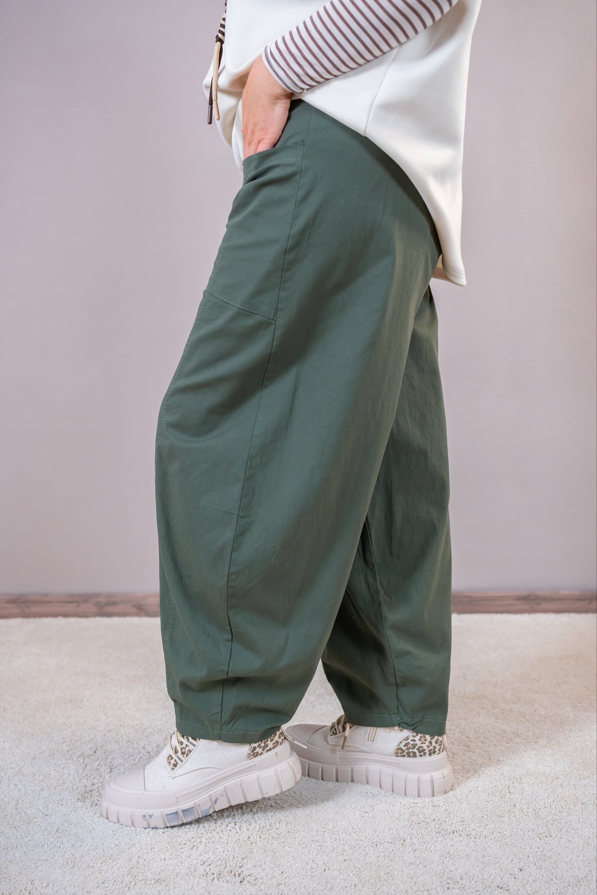 Leichte Barrel Hose mit großen Taschen, khaki