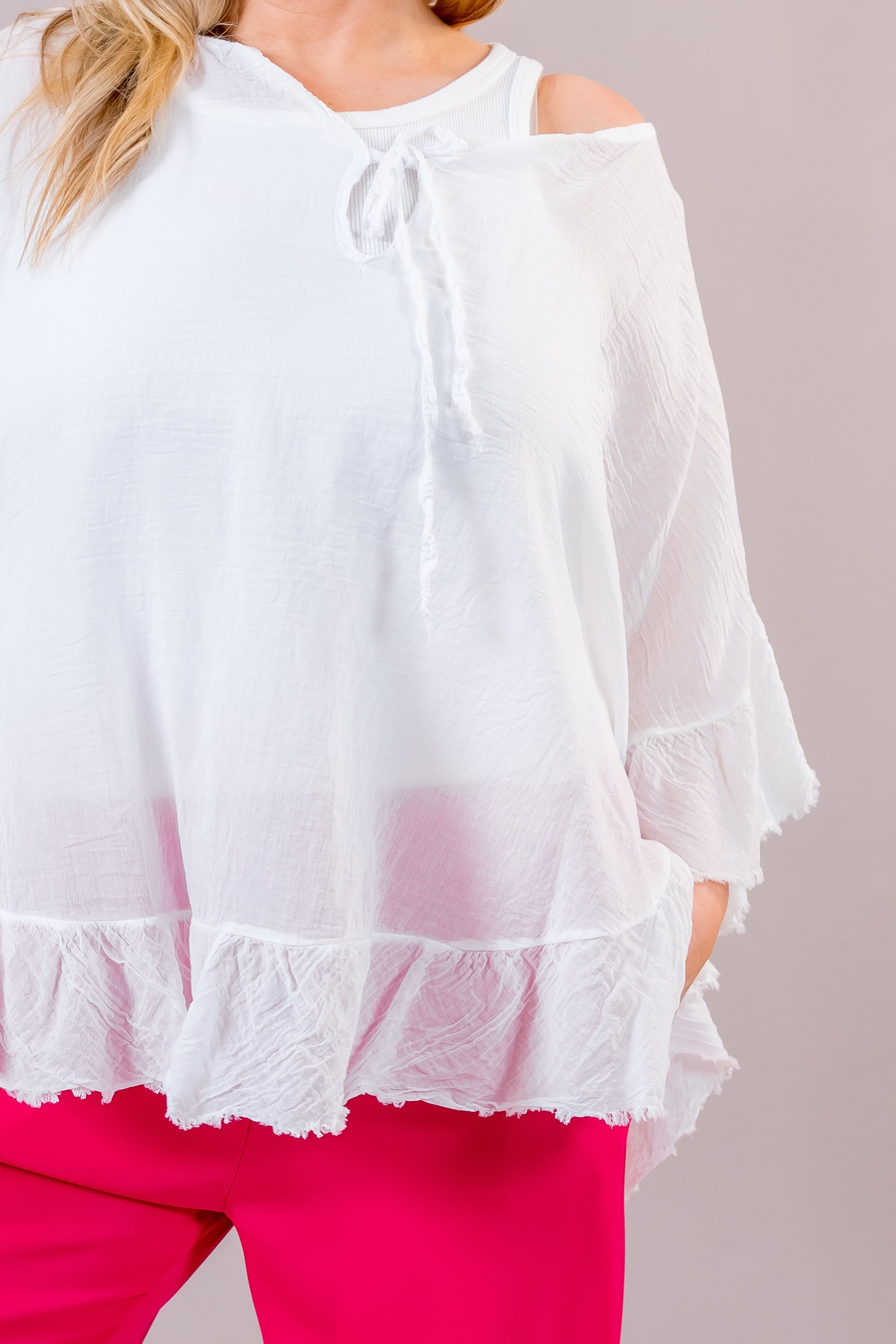 Volant-Bluse mit ausgefransten Saum, weiß