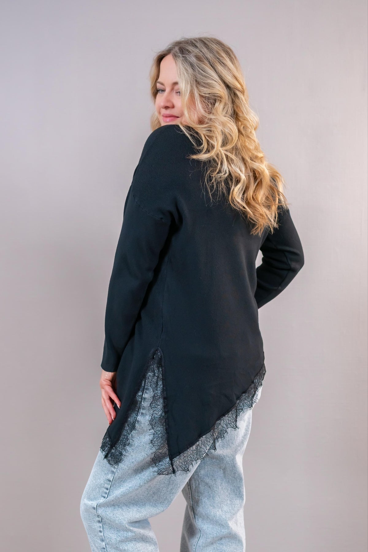 Asymmetrischer Feinstrickpullover mit Spitze, schwarz