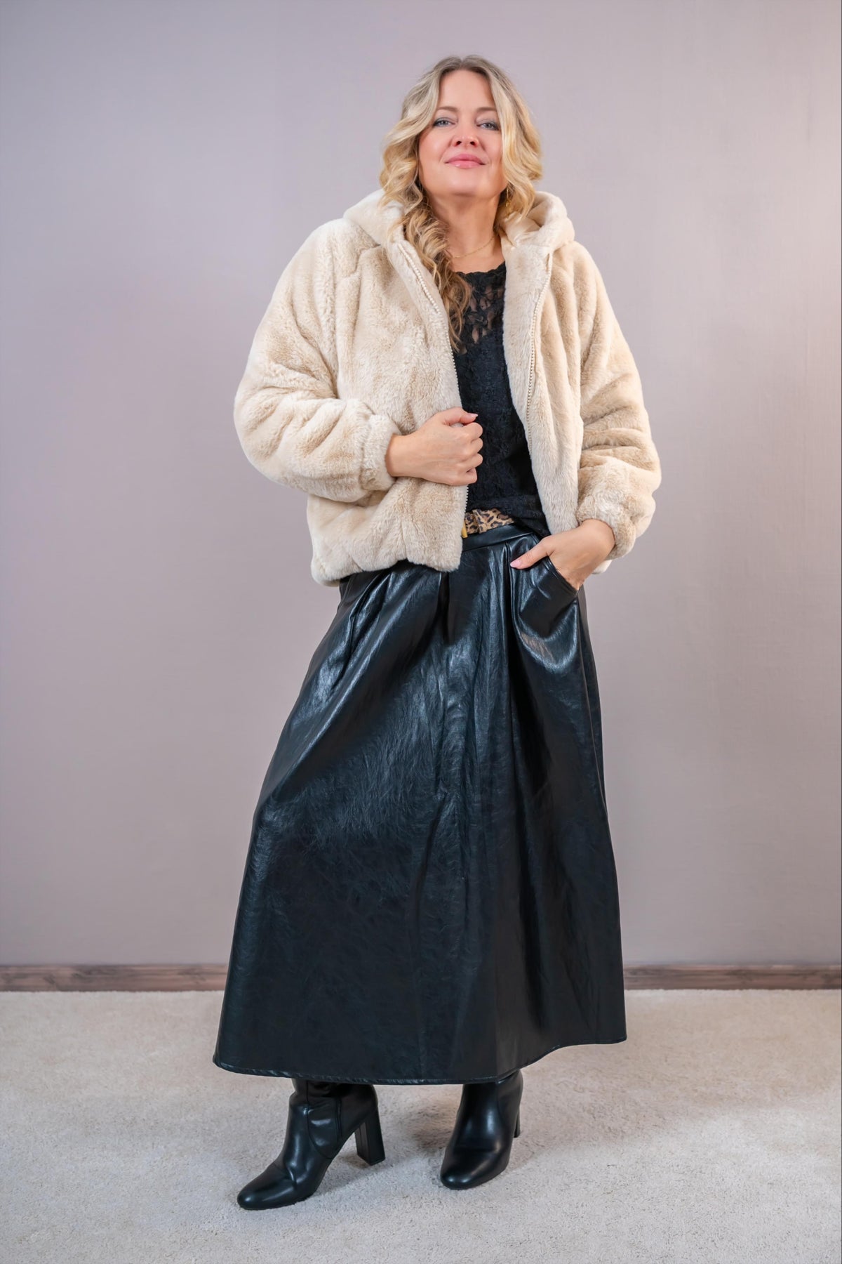 Kunstfelljacke mit Kapuze, creme