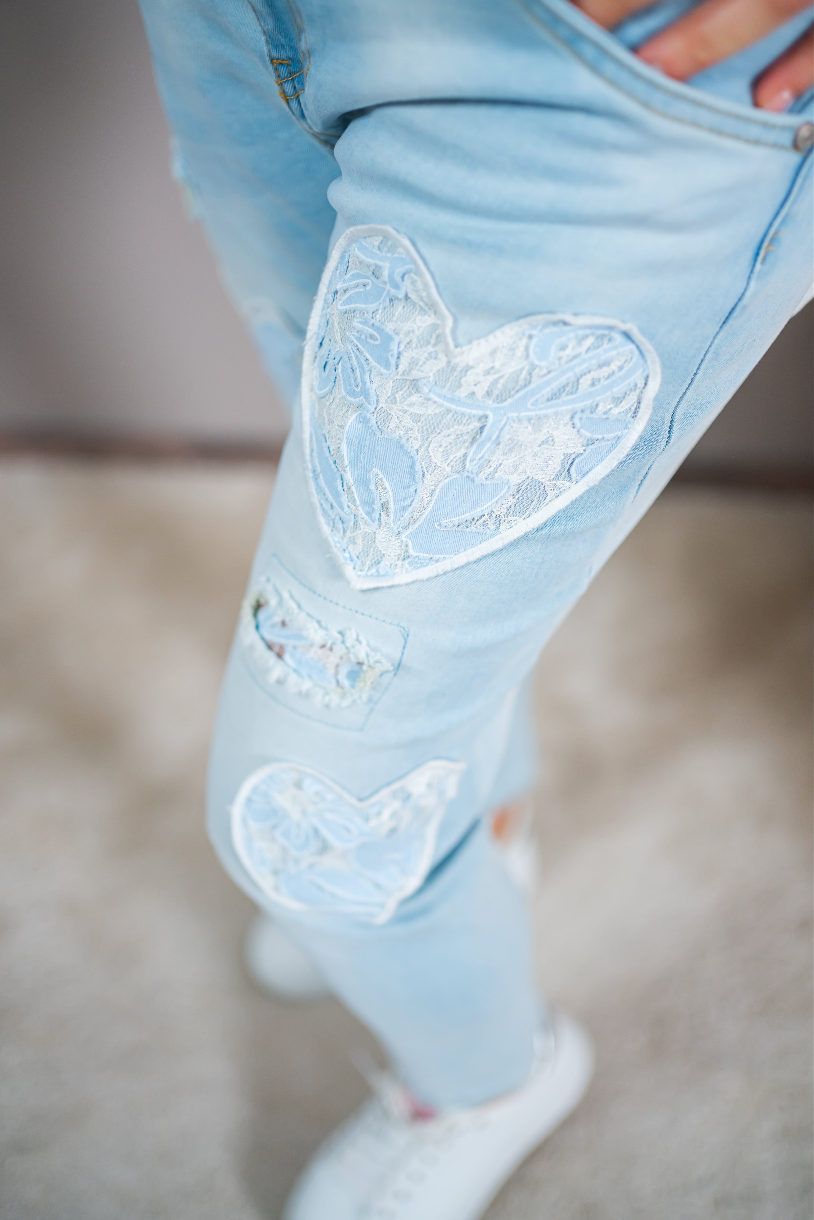 Jeans mit Herz-Patches und Destroyed-Details, hellblau