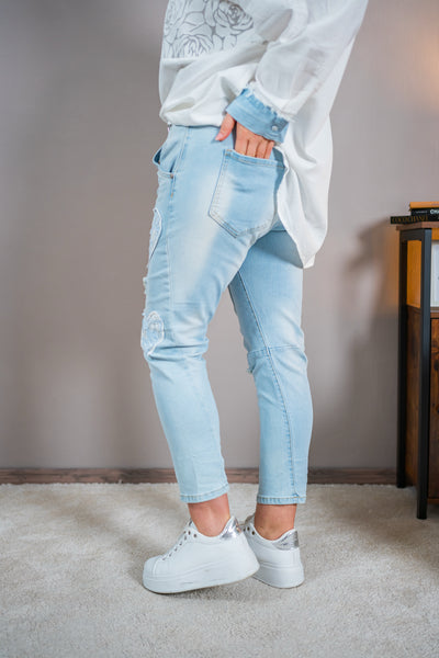 Jeans mit Herz-Patches und Destroyed-Details, hellblau