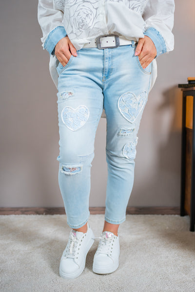 Jeans mit Herz-Patches und Destroyed-Details, hellblau
