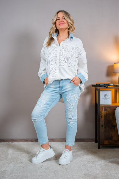 Jeans mit Herz-Patches und Destroyed-Details, hellblau