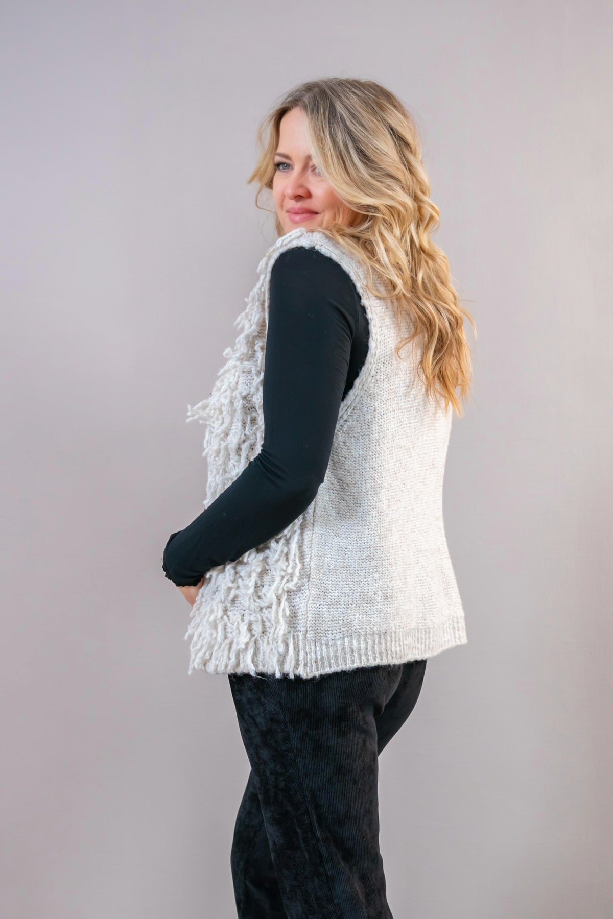 Strickweste mit Fransen, wollweiß