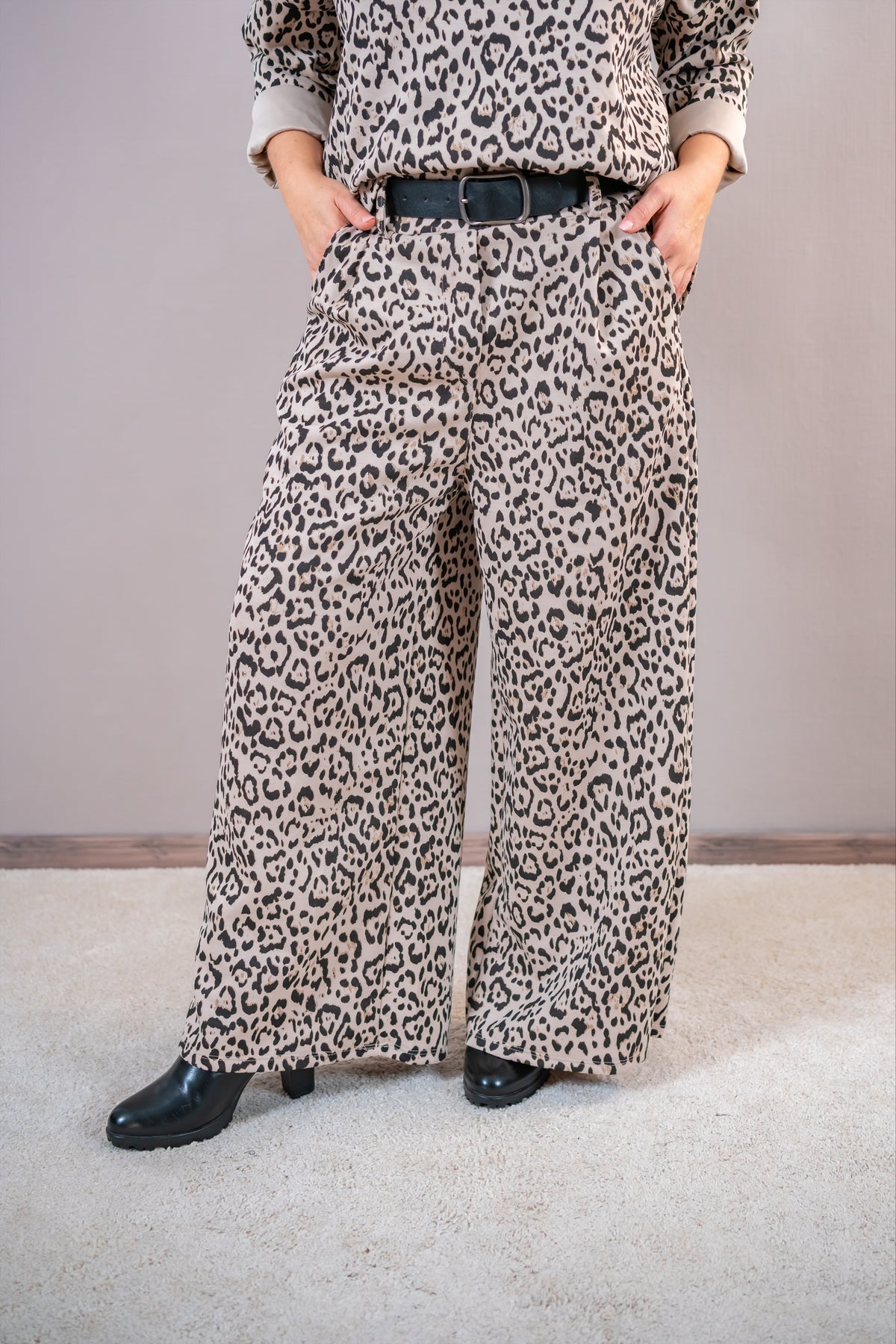 Weite Hose mit Leo-Muster, creme/schwarz