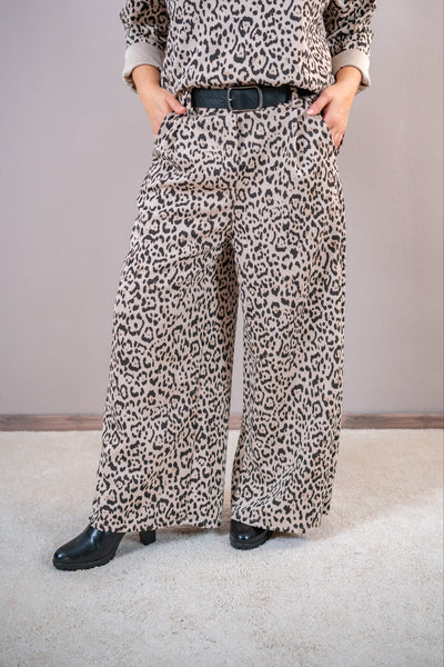 Weite Hose mit Leo-Muster, creme/schwarz