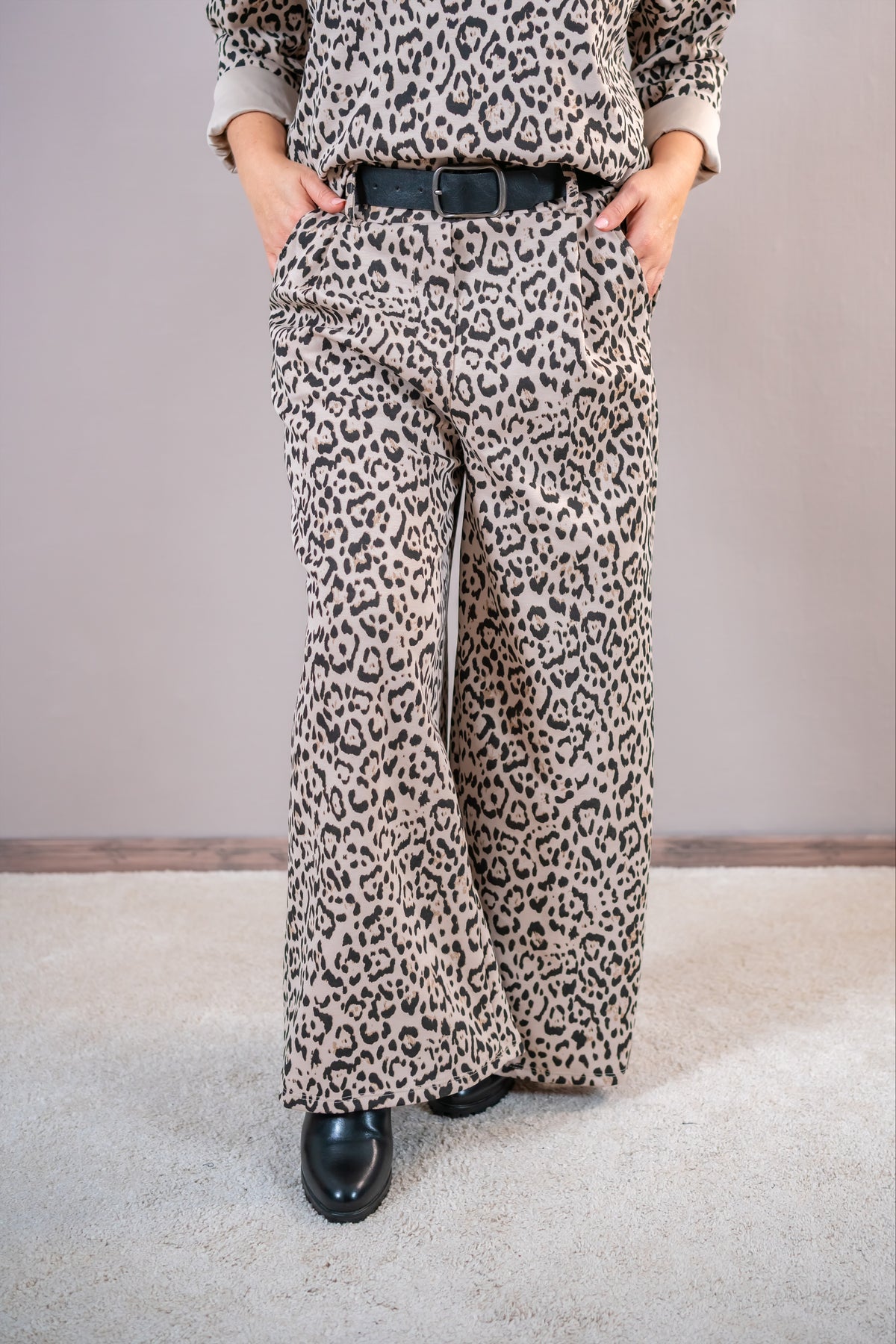 Weite Hose mit Leo-Muster, creme/schwarz