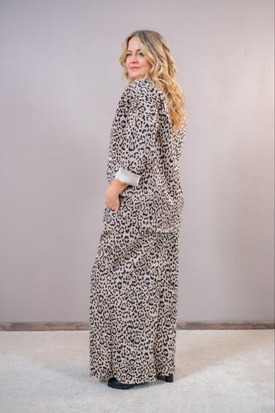 Weite Hose mit Leo-Muster, creme/schwarz