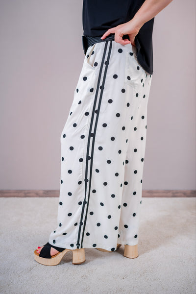 Leichte Hose mit Punkten, weiß/schwarz