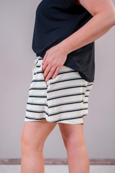Kurze Strick-Shorts 'Stripes', creme/schwarz/grau